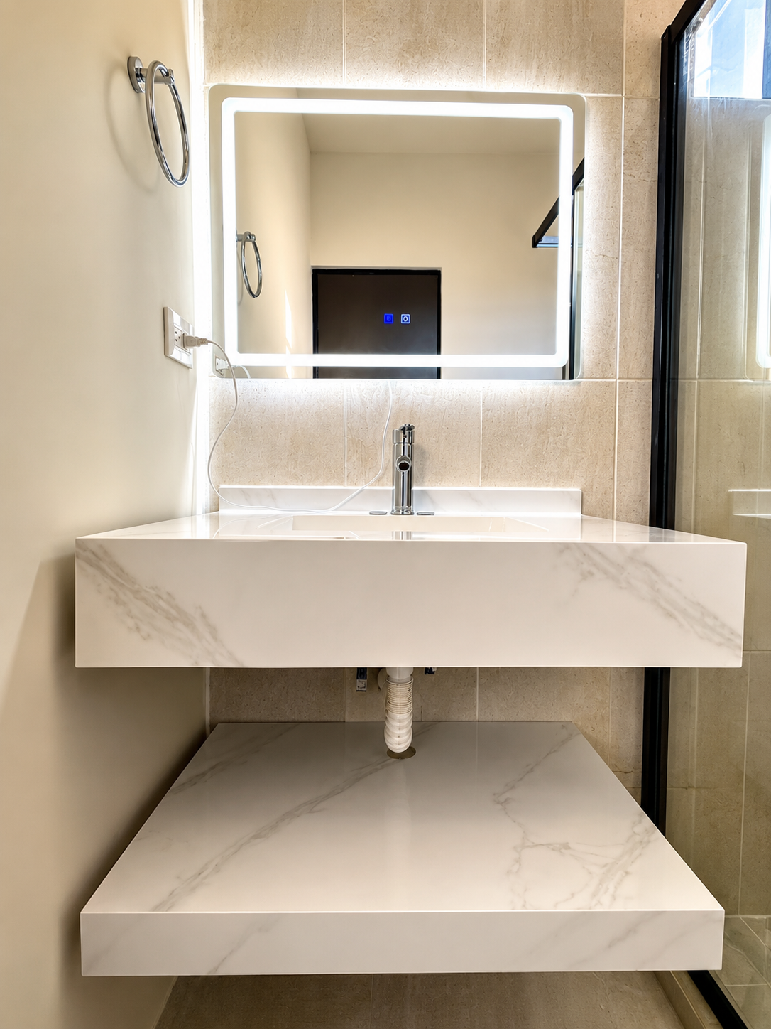 Lavabo con espejo y luz LED – Hacienda San Miguel